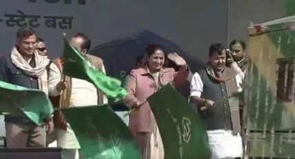 दिल्ली सरकार ने 500 इलेक्ट्रिक बसों को हरी झंडी दिखाकर दिल्ली-पानीपत बस सेवा शुरू की