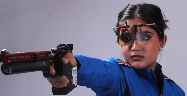 नई दिल्‍ली में एशियाई निशानेबाजी चैंपियनशिप की 25 मीटर पिस्टल स्पर्धा में मनु भाकर ने रजत पदक जीता