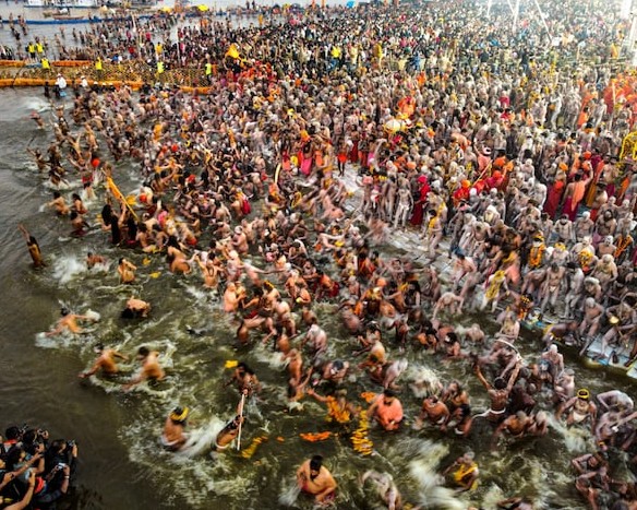 प्रयागराज में महाशिवरात्रि पर माघ मेले के समापन अवसर पर 40 लाख से अधिक श्रद्धालुओं ने गंगा और संगम में पवित्र स्नान किया
