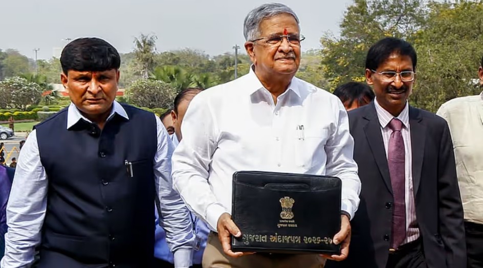 गुजरात के वित्त मंत्री कनुभाई देसाई ने वित्त वर्ष 2026 के लिए 4 लाख करोड़ रुपये से अधिक का बजट पेश किया