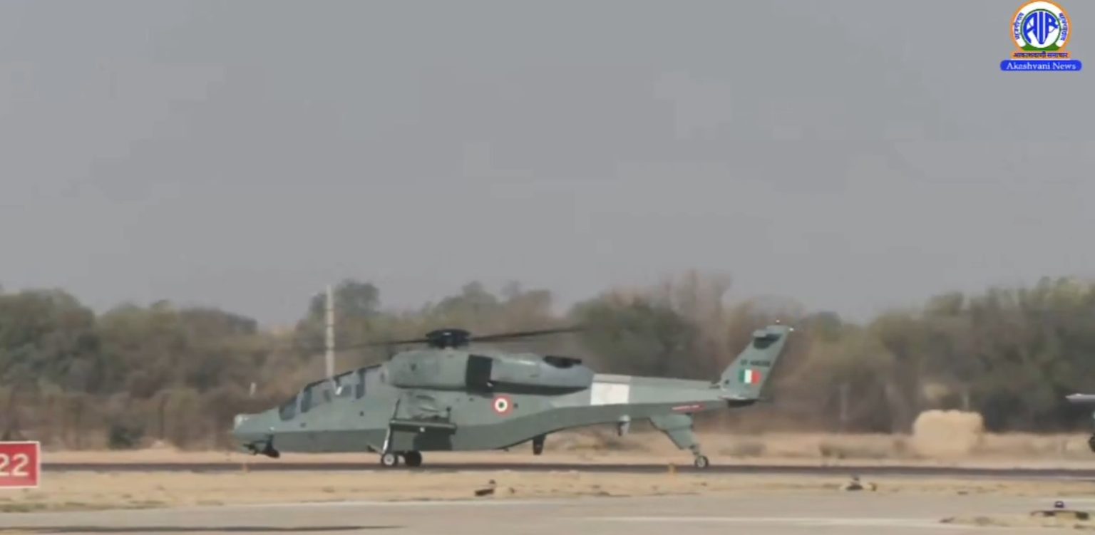 राष्ट्रपति द्रौपदी मुर्मु ने राजस्थान के जैसलमेर वायुसेना स्टेशन पर स्वदेशी हल्के लड़ाकू हेलीकॉप्टर “प्रचंड” में उड़ान भरी