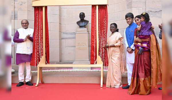 राष्ट्रपति भवन में हुआ भारतीय गवर्नर जनरल चक्रवर्ती राजगोपालाचारी की प्रतिमा का अनावरण