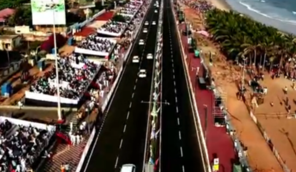 भारतीय नौसेना ने विशाखापट्टणम सिटी परेड में अपनी क्षमता और समुद्री विरासत का शानदार प्रदर्शन किया