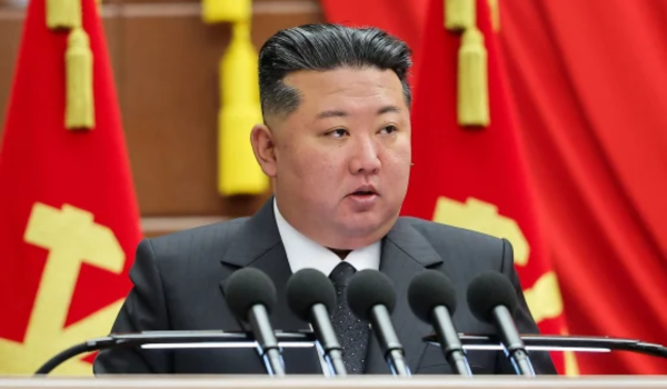 उत्तर कोरिया: किम जोंग उन ने विशाल मल्टीपल रॉकेट लॉन्चरों के अनावरण समारोह में भाग लिया