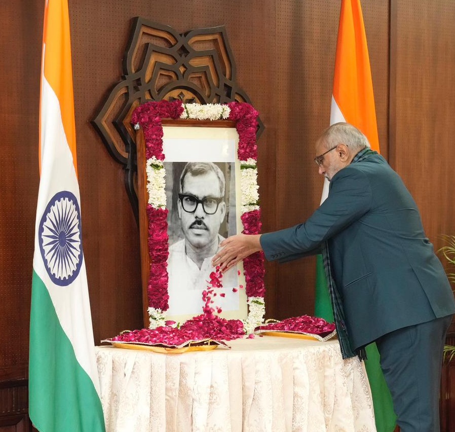 उपराष्ट्रपति और गृह मंत्री ने भारत रत्न कर्पूरी ठाकुर की पुण्यतिथि पर उन्हें पुष्पांजलि अर्पित की