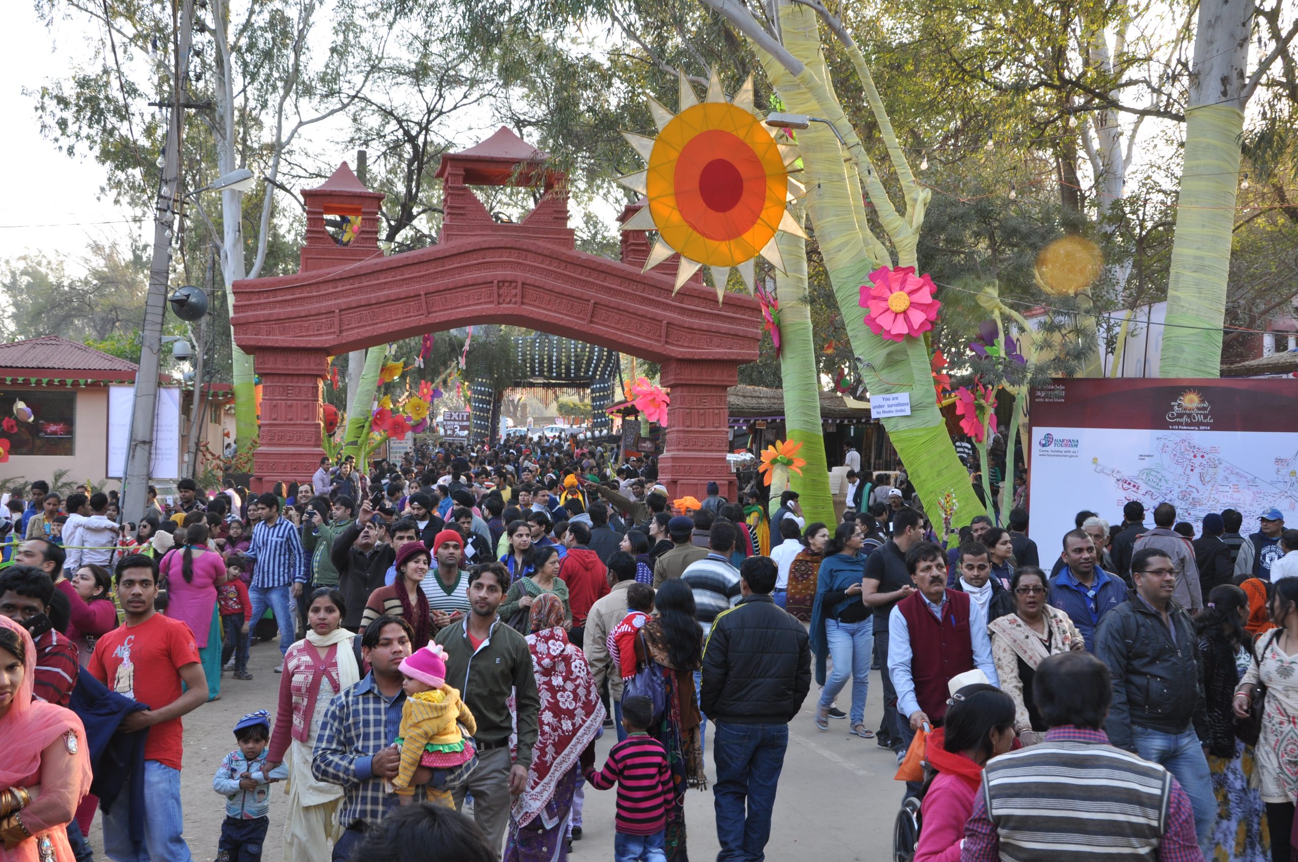 हरियाणा: फरीदाबाद में सूरजकुंड अंतर्राष्ट्रीय शिल्प मेले का 39वां संस्करण, पर्यटक उठा रहे जीवंत माहौल का आनंद