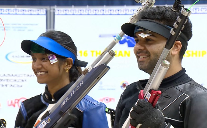 अर्जुन बबूता और इलावेनिल वलारिवन ने 10 मीटर एयर राइफल मिक्स्ड टीम स्‍पर्धा में स्वर्ण पदक जीता