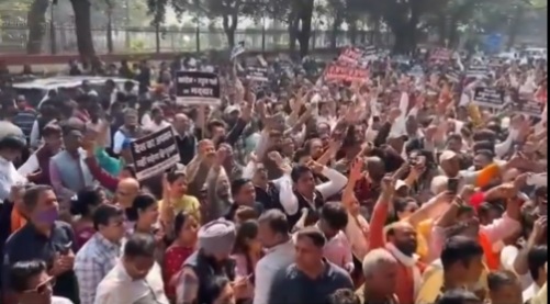 भाजपा की दिल्ली इकाई ने नई दिल्ली स्थित कांग्रेस मुख्यालय के बाहर प्रदर्शन किया