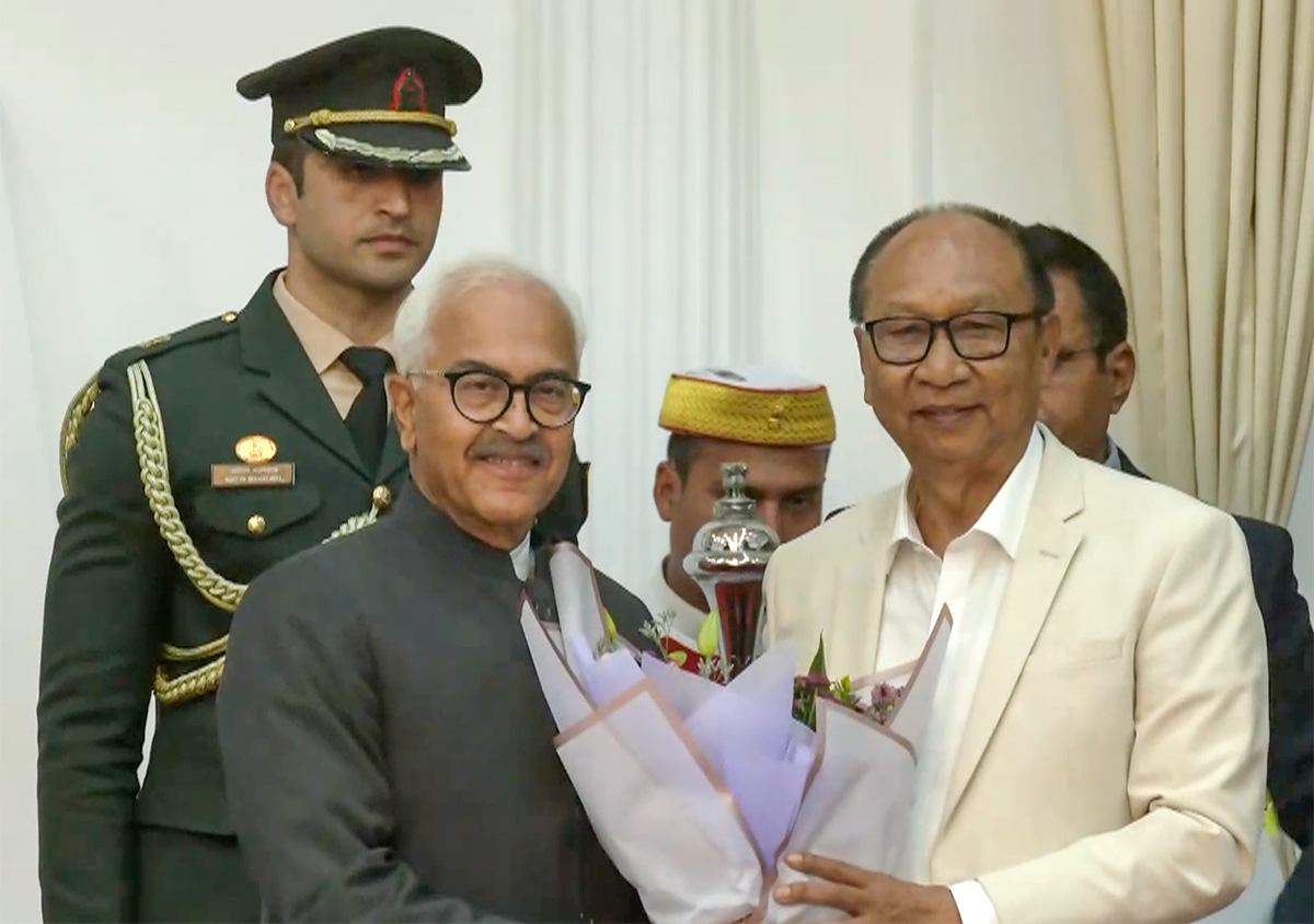 भारतीय जनता पार्टी के युमनाम खेमचंद सिंह ने मणिपुर के मुख्यमंत्री के रूप में शपथ ली