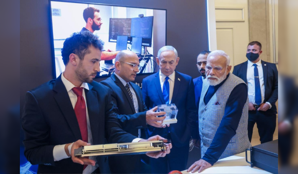 इजराइली प्रधानंमत्री के साथ प्रधानमंत्री मोदी ने किया प्रौद्योगिकी प्रदर्शनी का अवलोकन