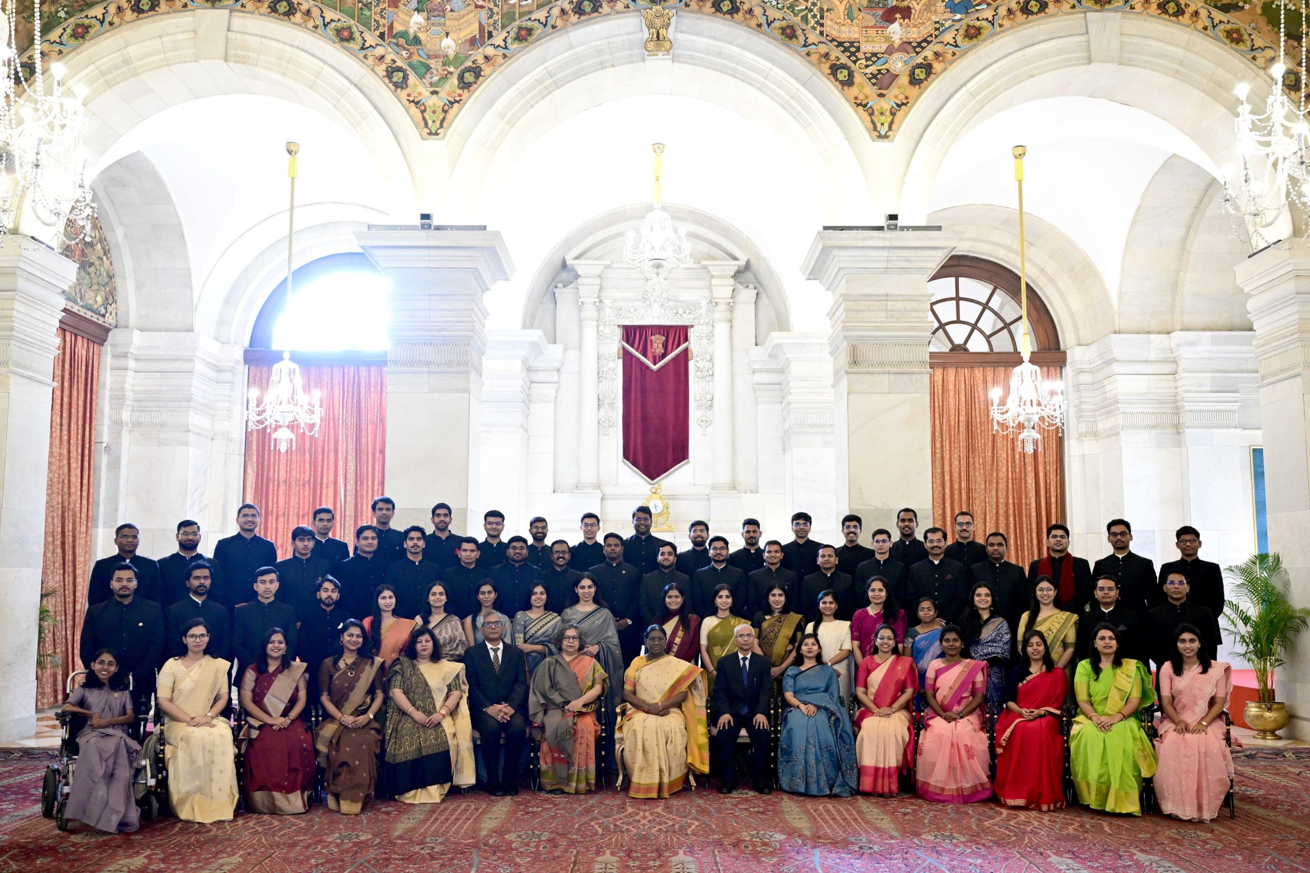 राष्ट्रपति मुर्मु ने राष्ट्रपति भवन में प्रशिक्षु अधिकारियों के ग्रुप से की मुलाकात