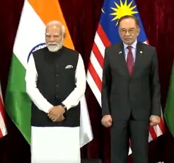 प्रधानमंत्री मोदी ने मलेशिया के प्रधानमंत्री इब्राहिम के साथ कुआलालंपुर में वार्ता की