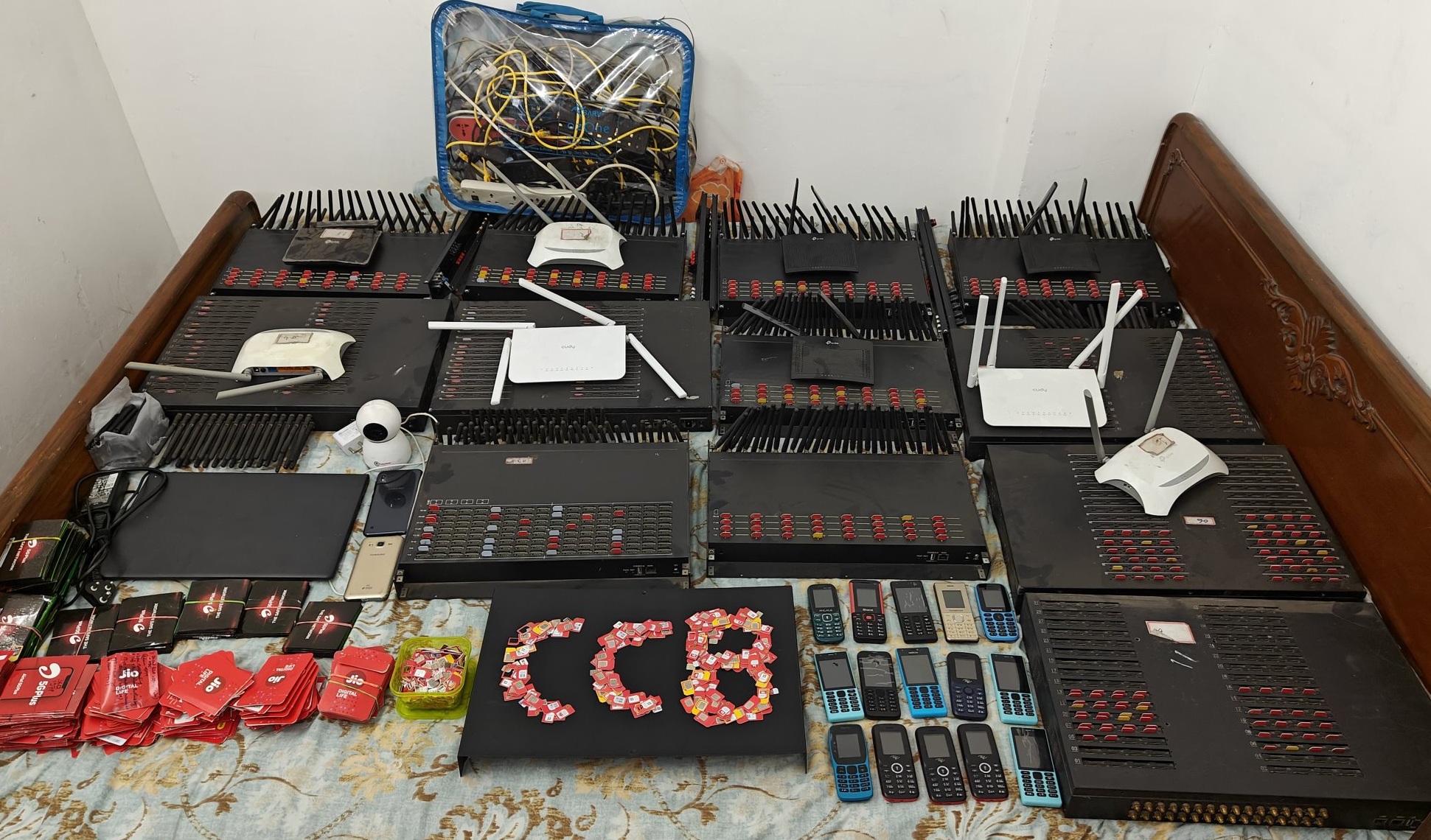 कोलकाता में पुलिस ने एक बांग्लादेशी नागरिक को अवैध सिम बॉक्स रैकेट चलाने के आरोप में गिरफ्तार किया