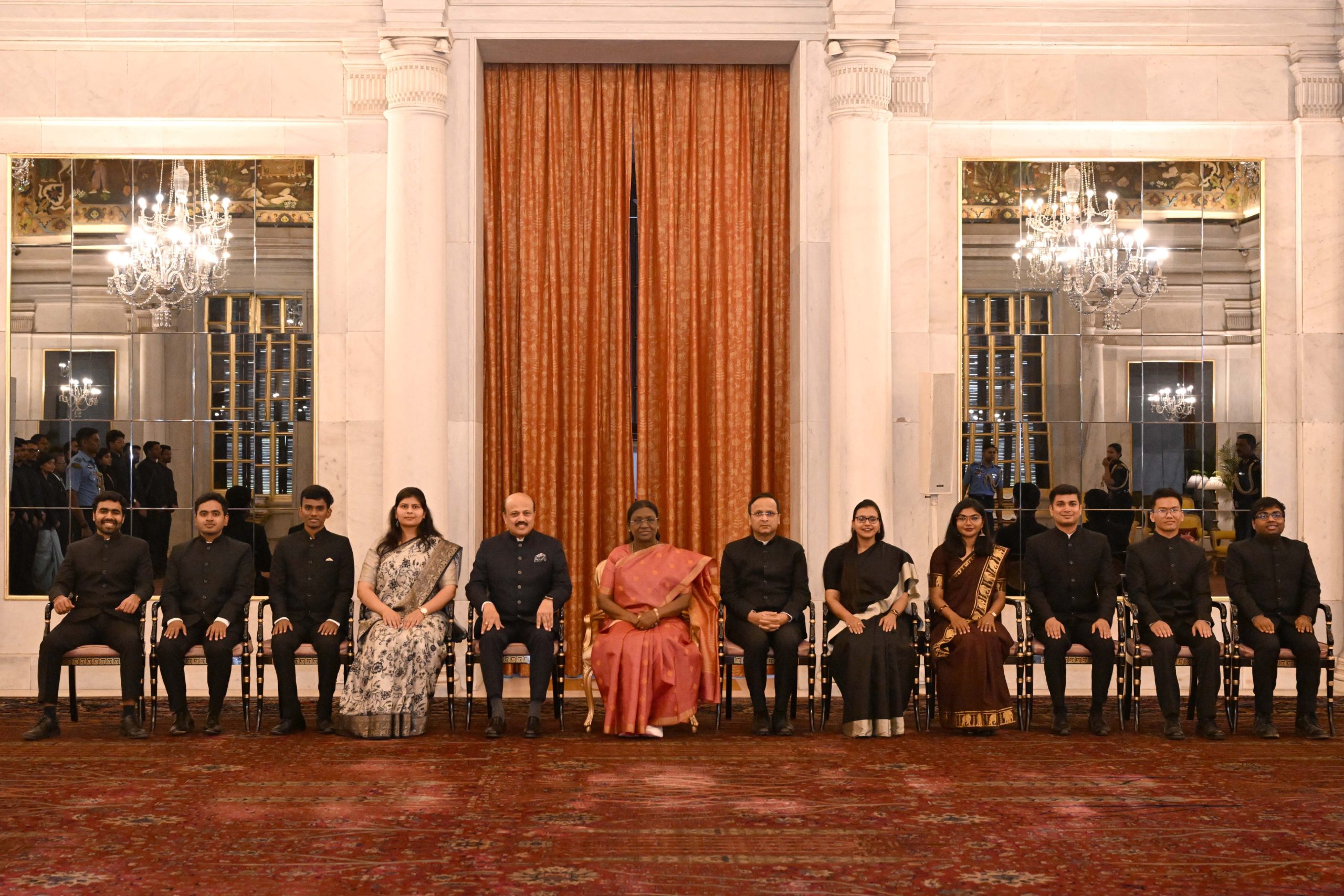 द्रौपदी मुर्मु से राष्ट्रपति भवन में विभिन्न सेवाओं के प्रशिक्षु अधिकारियों की मुलाकात