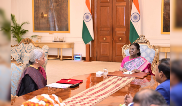 FM Nirmala Sitharaman Calls on President Murmu Ahead of Union Budget 2026-27