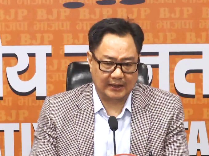 केन्द्रीय मंत्री रिजिजू ने की कांग्रेसियों के द्वारा किए गए विरोध प्रदर्शन की आलोचना