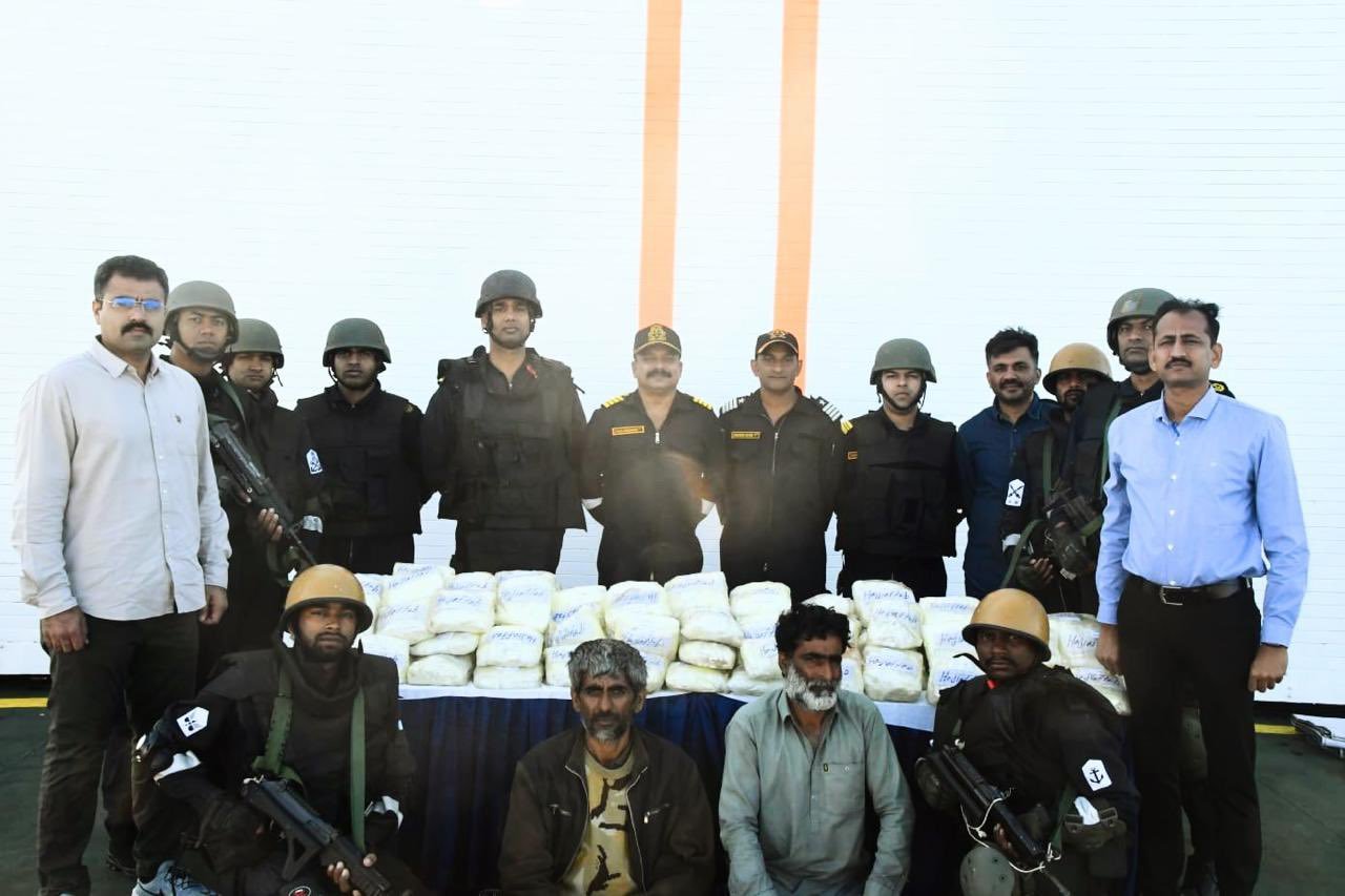 गुजरात तट पर मादक पदार्थ तस्करी का भंडाफोड़, दो विदेशी नागरिक गिरफ्तार