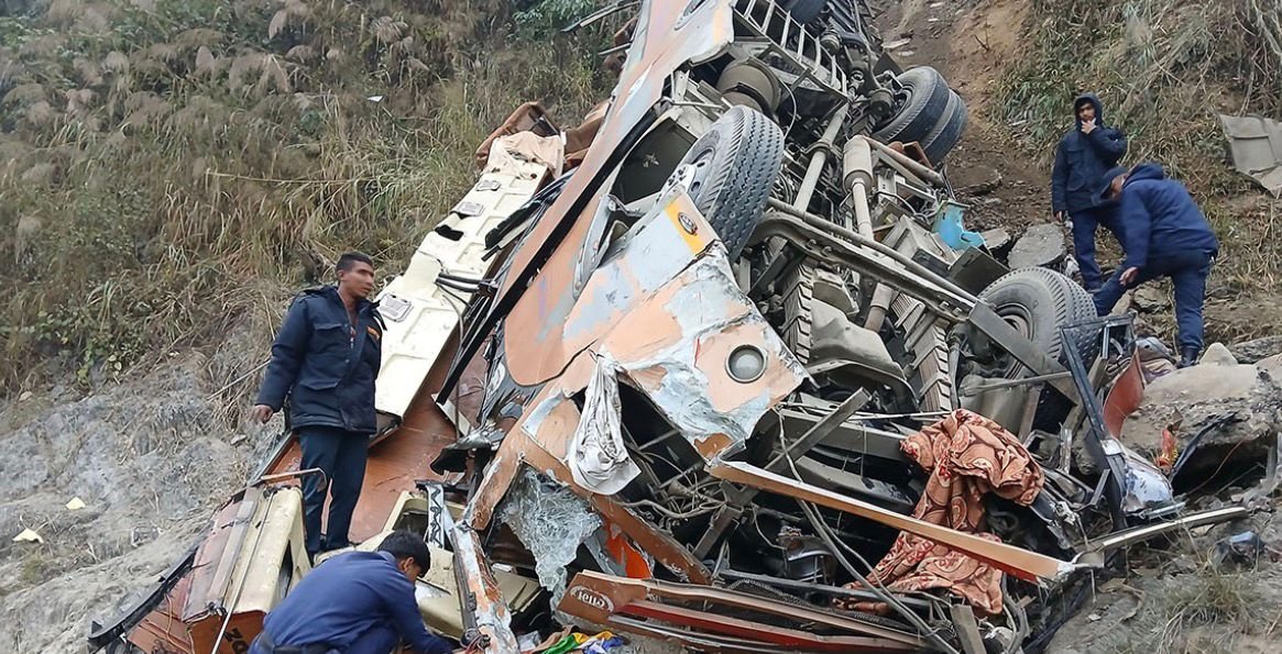 नेपाल: पोखरा से काठमांडू जा रही बस दुर्घटना का शिकार, 17 लोगों की मौत