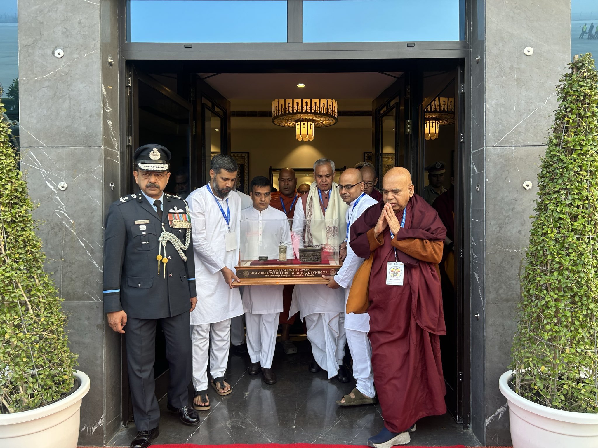 भगवान बुद्ध के पवित्र देवनीमोरी अवशेष को श्रीलंका के कोलंबो ले जाया गया