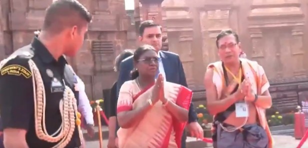 ओडिशा यात्रा के दूसरे दिन राष्ट्रपति द्रौपदी मुर्मु ने की मां बिरजा मंदिर में पूजा-अर्चना