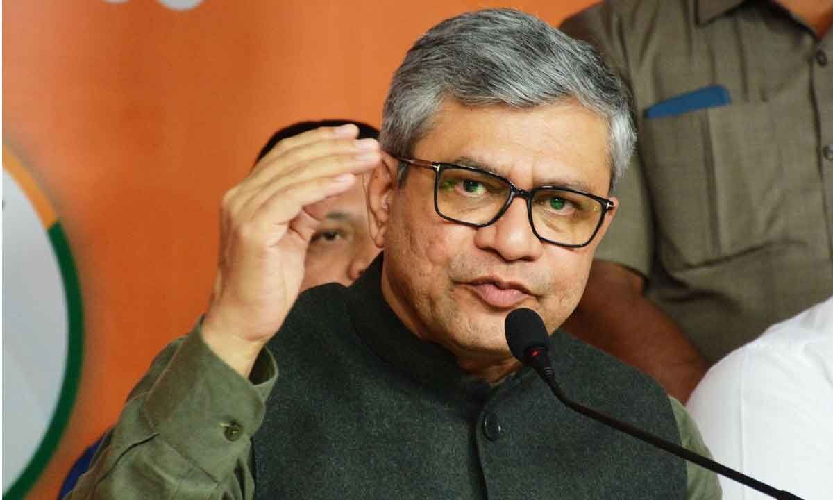 रेल मंत्री अश्विनी वैष्णव का आरोप पश्चिम बंगाल  में राज्य सरकार के सहयोग की कमी से रेल परियोजनाओं में देरी