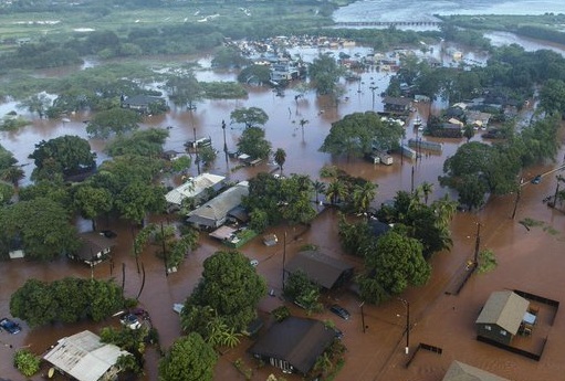 अमरीका के हवाई राज्य में भारी बारिश के कारण आई बाढ़ से हालात गंभीर