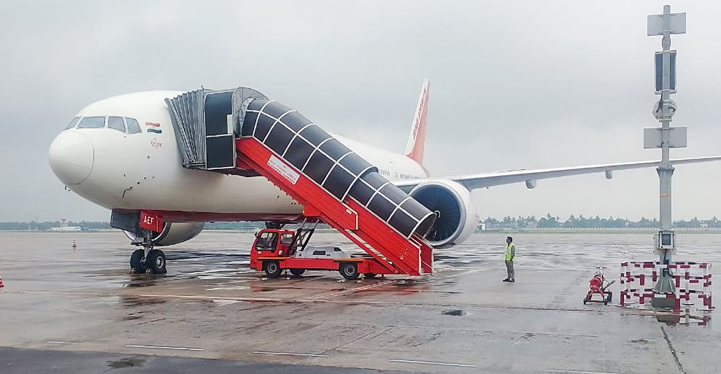 पश्चिम एशिया में बढ़ते तनाव के बीच एयर इंडिया और एयर इंडिया एक्सप्रेस 48 उड़ानों का संचालन करेंगी