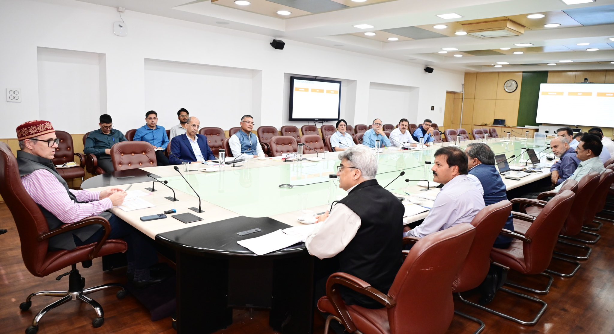 जम्मू-कश्मीर में मुख्यमंत्री उमर अब्दुल्ला ने जम्मू स्थित सचिवालय में विद्युत विकास विभाग की समीक्षा बैठक की अध्यक्षता की