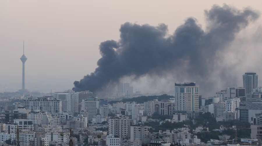 ईरान पर अमरीका-इज़राइल के हवाई हमले जारी, तेहरान में कई विस्‍फोटों की खबर