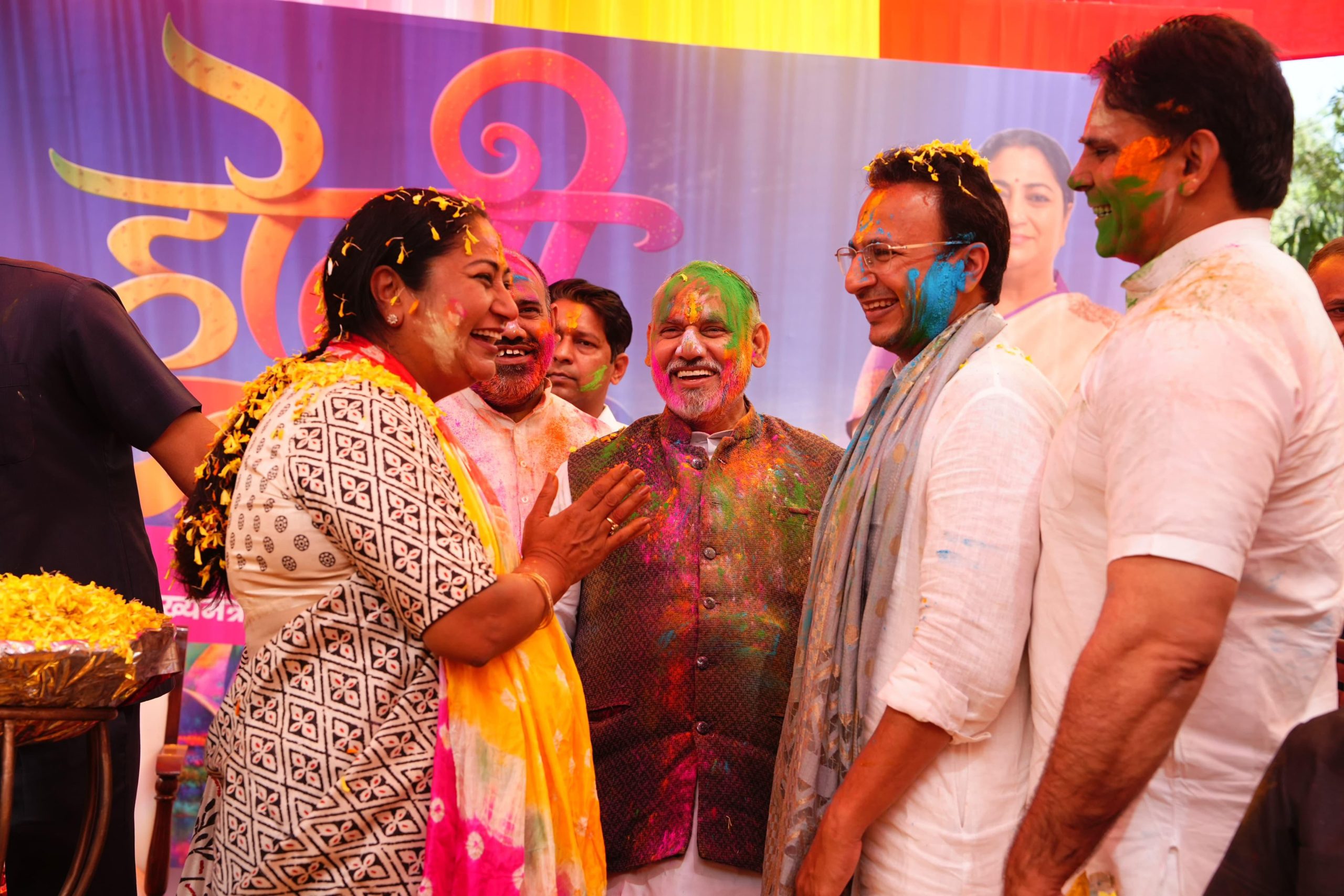 दिल्ली: मुख्यमंत्री रेखा गुप्ता ने कार्यकर्ताओं और शहरवासियों के साथ होली का पर्व मनाया