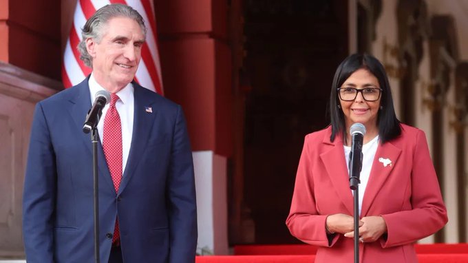 वेनेजुएला की अंतरिम राष्ट्रपति डेल्सी रोड्रिगेज़ और अमरीका के आंतरिक मामलों के मंत्री डग बर्गम ने कहा- दोनों देश खनन के विकास के लिए मिलकर काम करेंगे