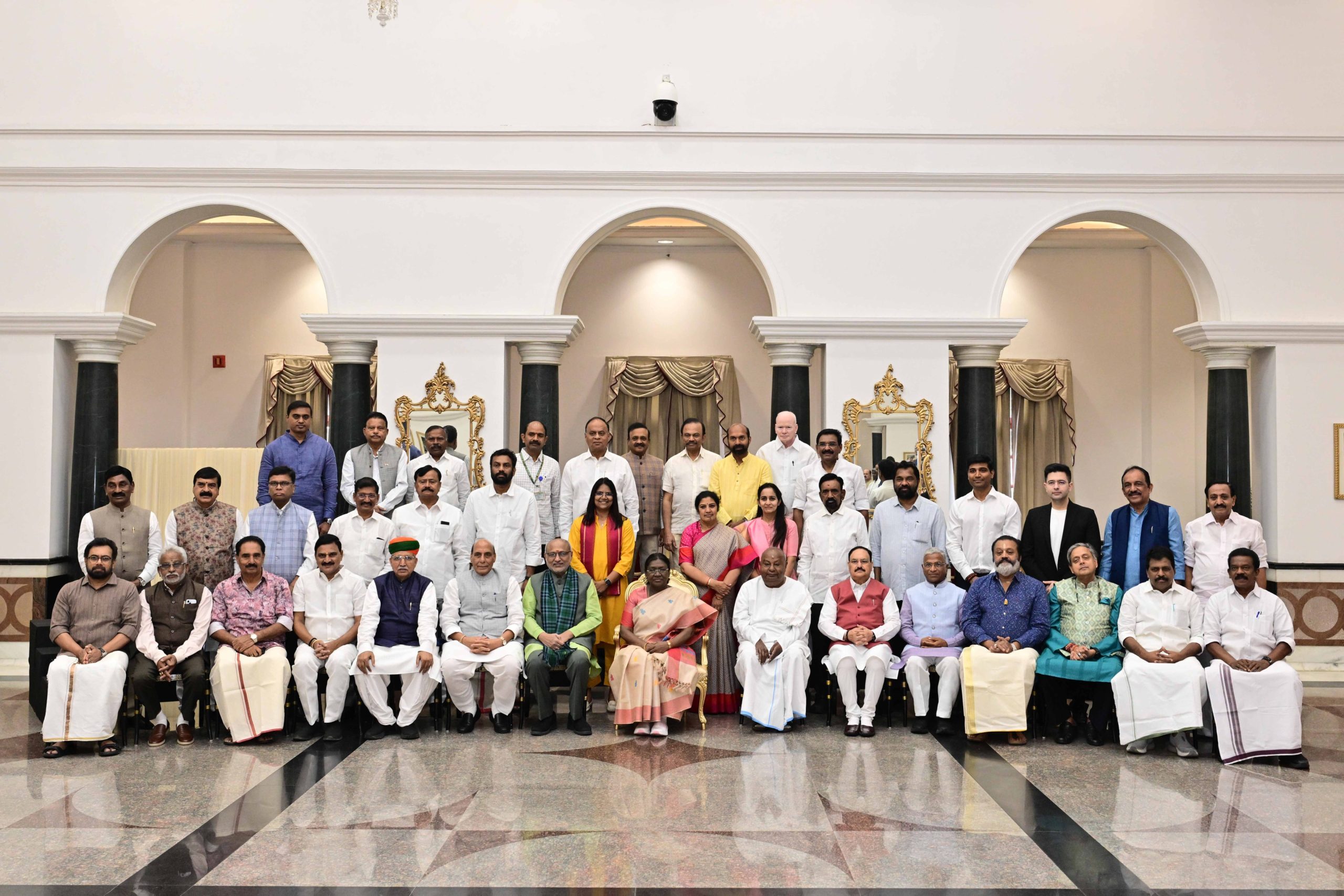 President Murmu Hosts MPs from Six States at Rashtrapati Bhavan Cultural Centre
