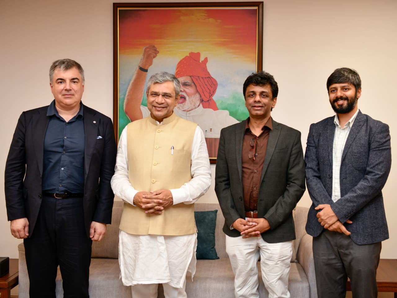 केंद्रीय मंत्री अश्विनी वैष्णव ने नोबेल पुरस्कार विजेता कॉन्स्टेंटिन नोवोसेलोव और लोहम के सीईओ रजत वर्मा से की मुलाकात