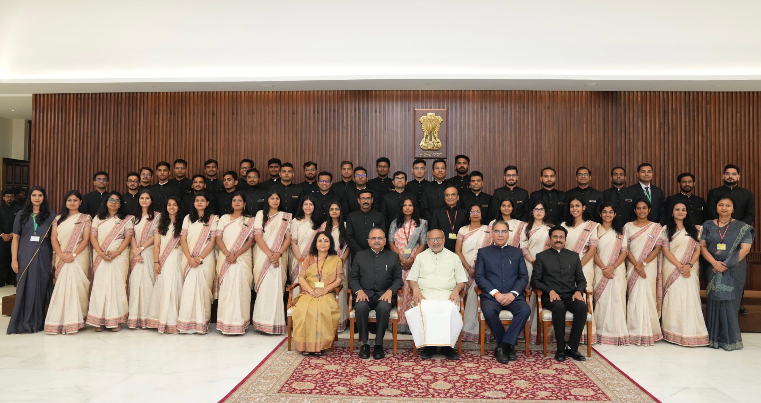 उपराष्ट्रपति सी. पी. राधाकृष्णन ने भारतीय राजस्व सेवा के प्रशिक्षु अधिकारियों से भेंट की