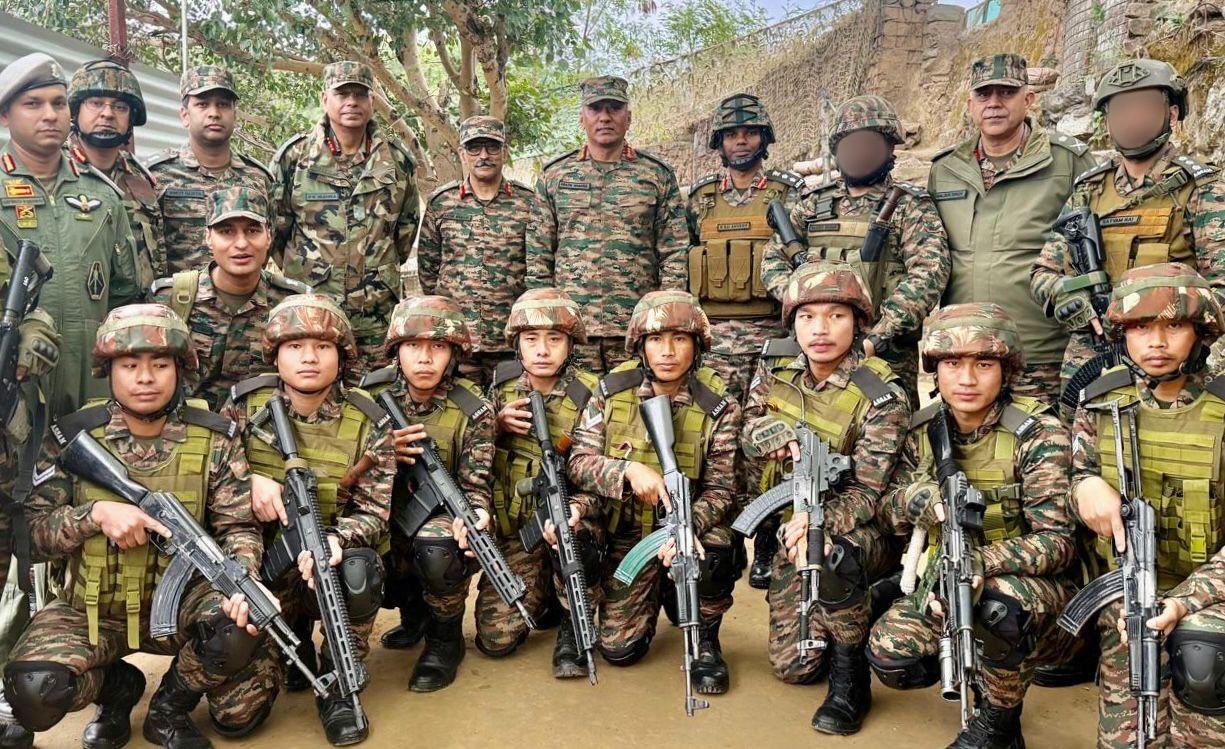 जम्मू-कश्मीर: लेफ्टिनेंट जनरल प्रतीक शर्मा ने राजौरी में एलओसी चौकी का दौरा कर तैयारियों की समीक्षा की