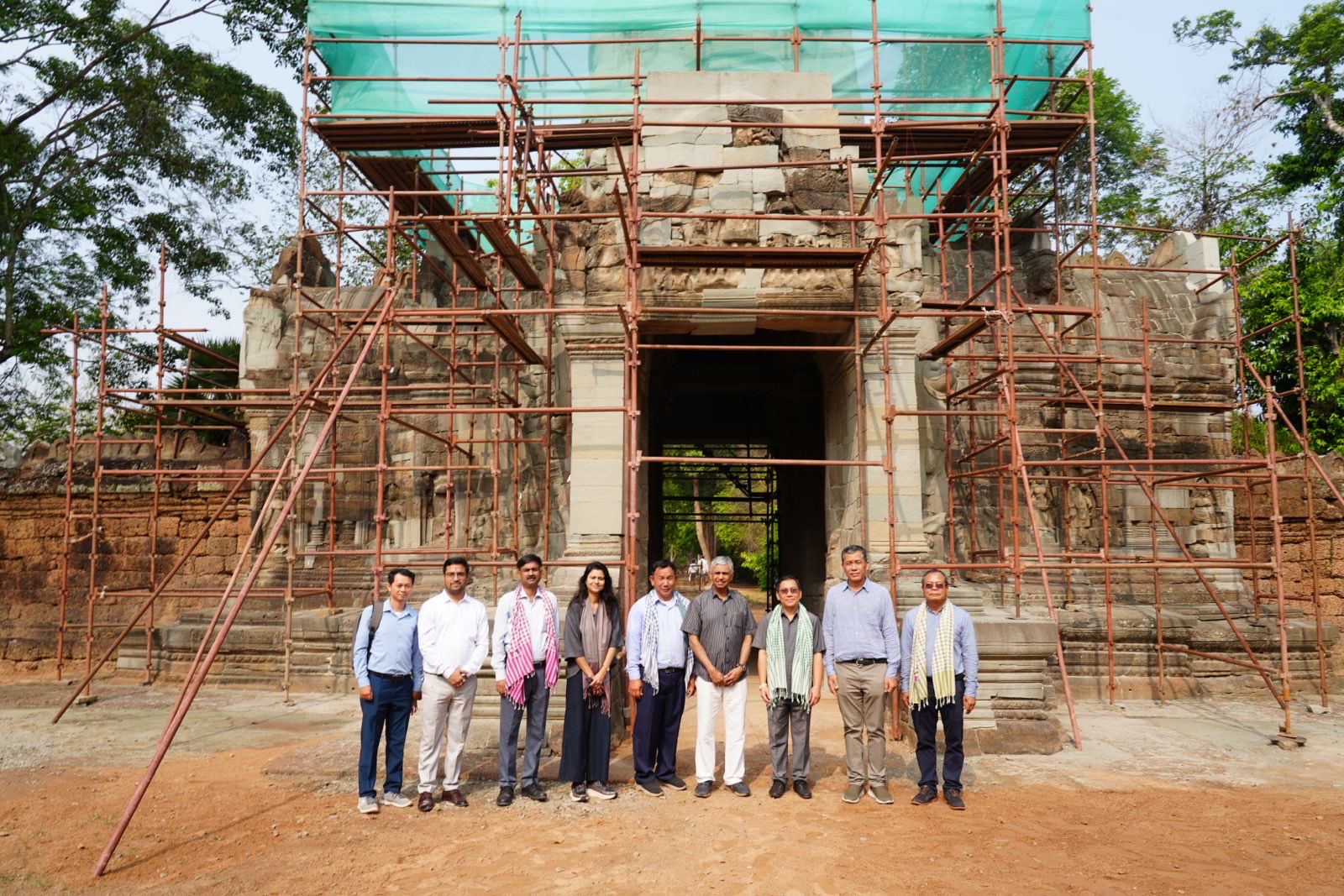  विदेश मंत्रालय के पूर्वी मामलों के सचिव पी. कुमारन ने कंबोडिया में अंकोरवाट मंदिर की यात्रा की