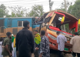 कुमिला रेलवे क्रॉसिंग पर ट्रेन और बस की टक्कर में 12 लोगों की मौत