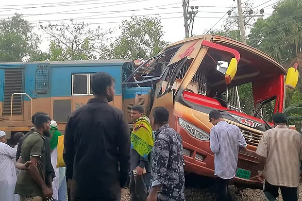 कुमिला रेलवे क्रॉसिंग पर ट्रेन और बस की टक्कर में 12 लोगों की मौत