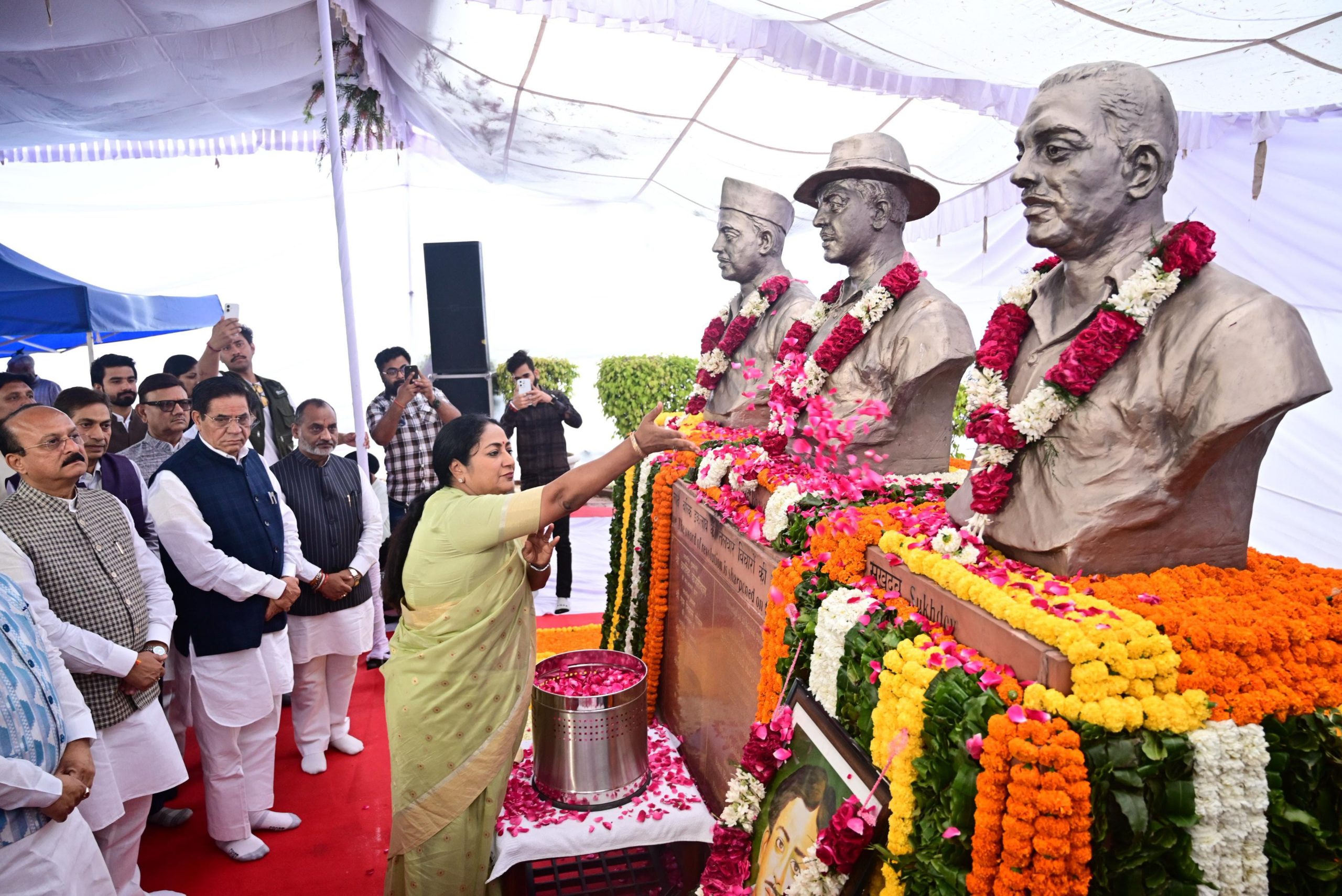 सीएम रेखा गुप्ता ने रजिस्ट्रार सहकारी समिति कार्यालय में शहीद भगत सिंह की प्रतिमा का अनावरण किया