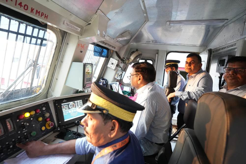 रेलवे ने संचार उन्नयन और कवच विस्तार के लिए 1200 करोड़ से अधिक मंजूर किए