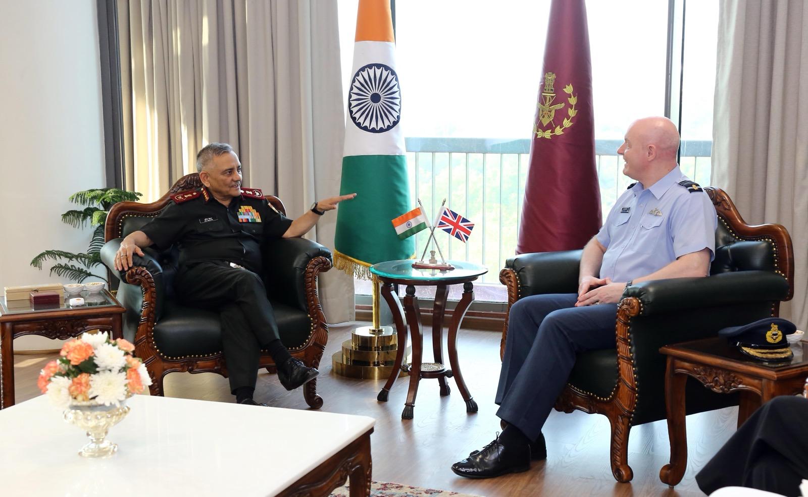 सीडीएस जनरल अनिल चौहान और ब्रिटेन के वायु सेना प्रमुख एयर चीफ मार्शल सर हार्वे स्मिथ ने बैठक की