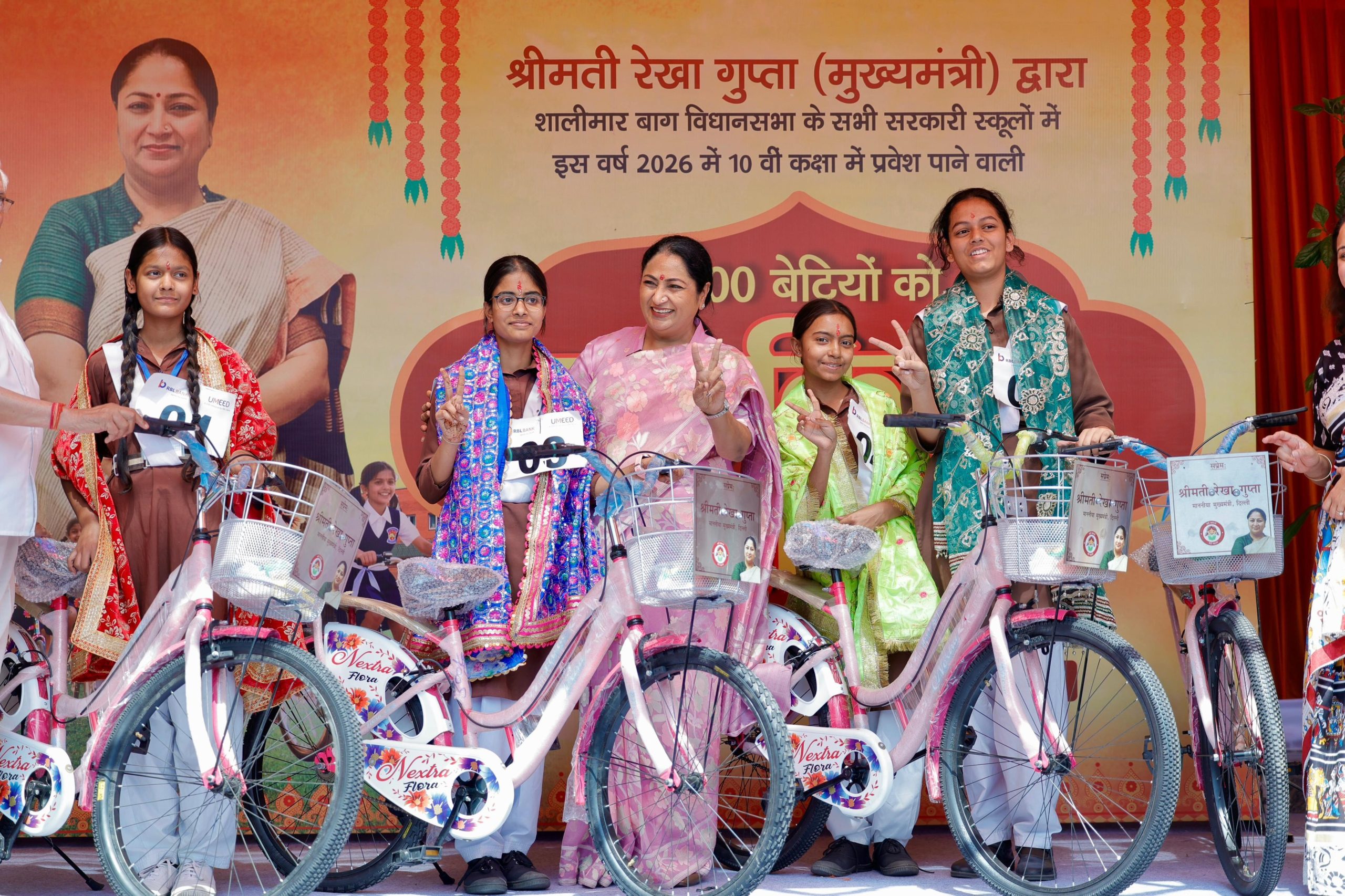 मुख्यमंत्री रेखा गुप्ता ने दुर्गा अष्टमी के अवसर पर कन्या पूजन कर 1,100 छात्राओं को साइकिल वितरित की