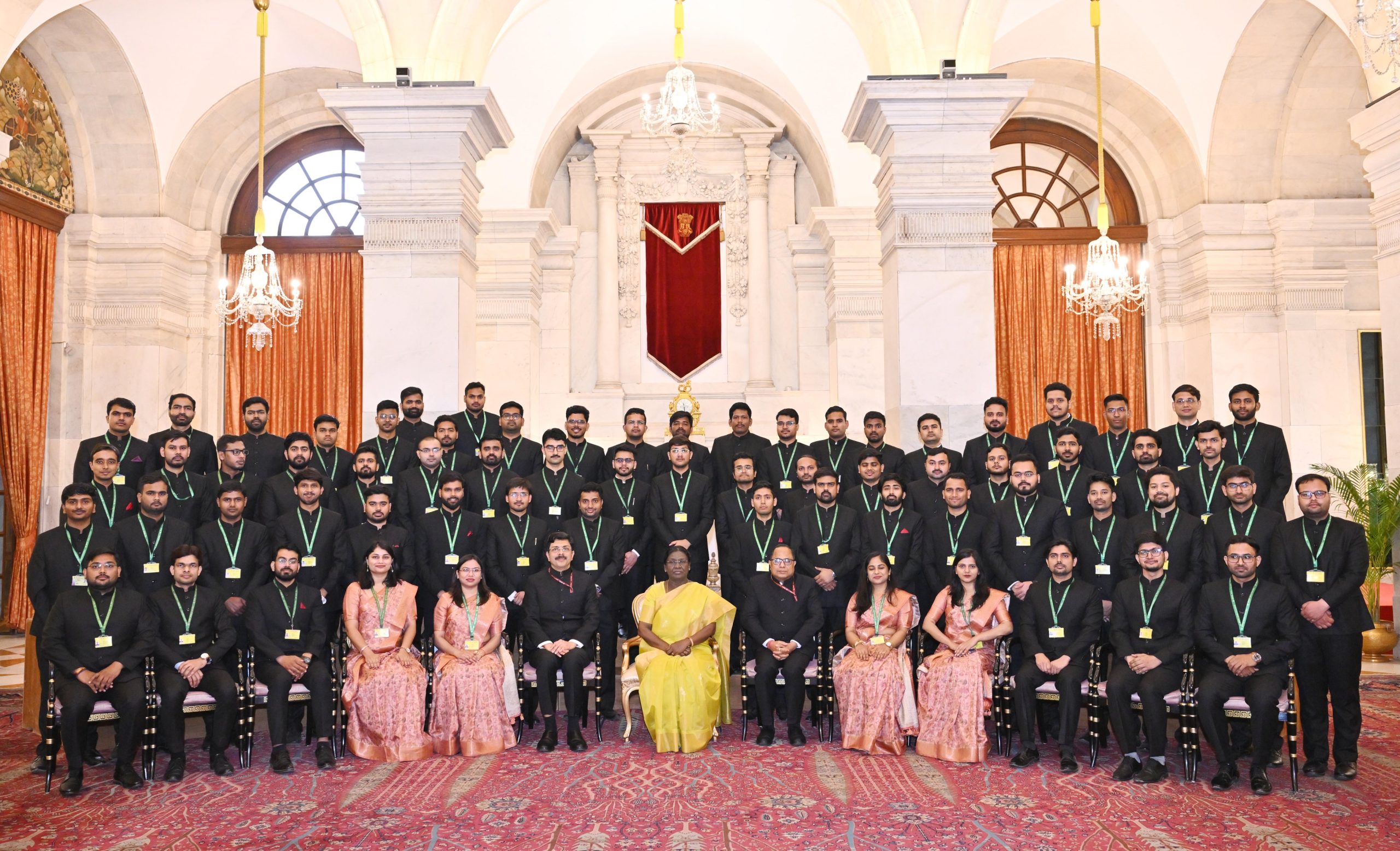 विद्युत अभियांत्रिकी सेवा और भारतीय आर्थिक सेवा के अधिकारियों ने राष्ट्रपति द्रौपदी मुर्मु से मुलाकात की