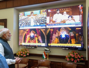 पीएम मोदी ने अपने कार्यालय से टेलीविजन पर अयोध्या में भगवान राम की पूजा और सूर्य तिलक के दर्शन किए