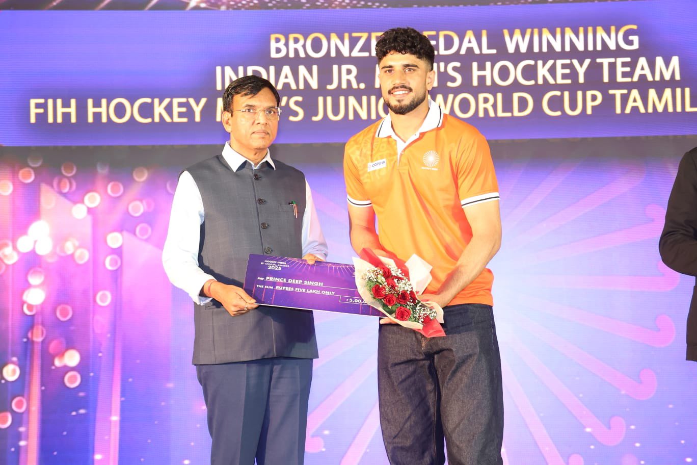 केन्‍द्रीय मंत्री मनसुख मांडविया ने दिल्ली में 8वें हॉकी इंडिया वार्षिक पुरस्कार समारोह में खिलाड़ियों को सम्मानित किया