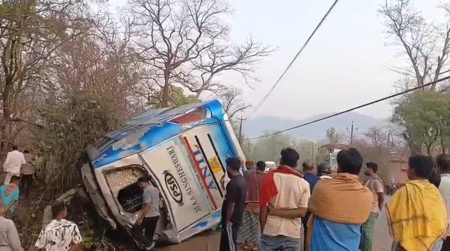 ओडिशा के नयागढ़ में भीषण सड़क दुर्घटना, पांच की मौत, 40 से अधिक घायल