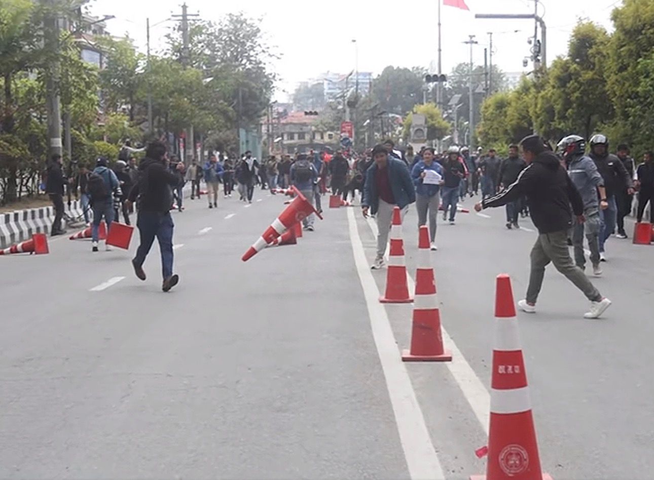 नेपाल में  पुलिस और कम्यूनिस्ट पार्टी नेपाल के समर्थकों के बीच हुई झड़प