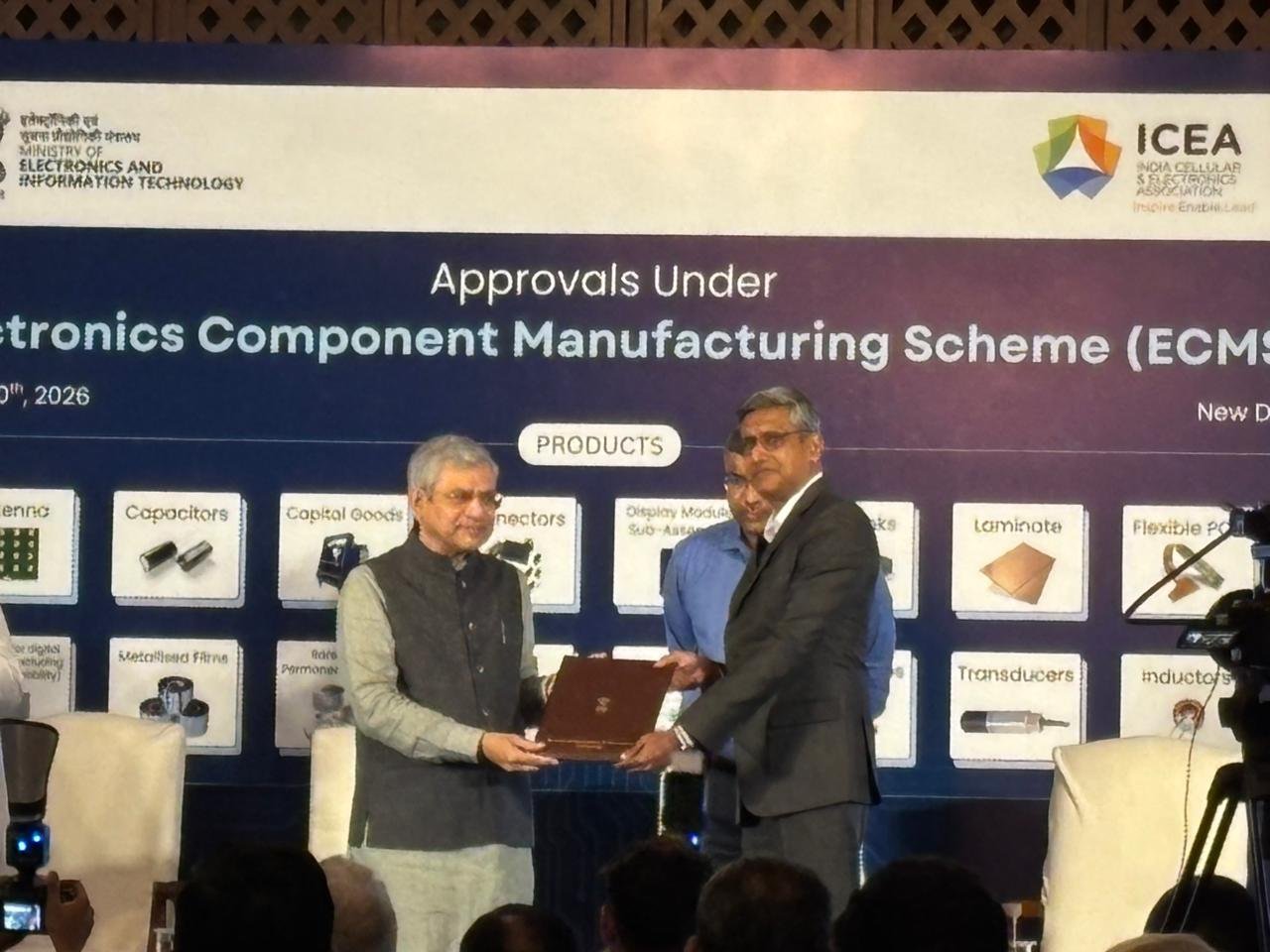 नई दिल्ली में केंद्रीय मंत्री अश्विनी वैष्णव ने ईसीएमएस के तहत कंपनियों को मंजूरी पत्र सौंपे