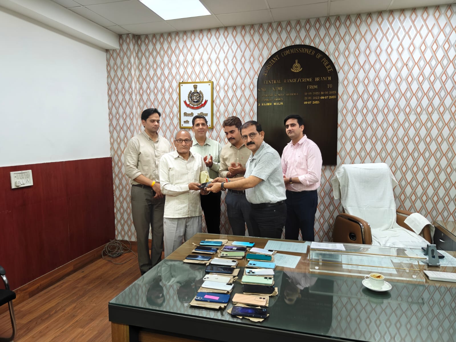 दिल्ली पुलिस की अपराध शाखा ने खोए और चोरी हुए मोबाइल फोन को उनके असली मालिकों को सौंपा