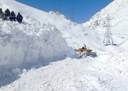 Fresh Snowfall in Kashmir shuts Srinagar–Leh highway and Bandipora–Gurez road